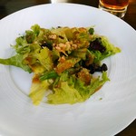 ランチにはサラダがついてきます。ナッツとレーズン載せ。ドリンクは別料金。