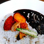 ワイン食堂 cor. - 今日の素揚げ野菜はじゃがいも、かぼちゃ、オクラ、蓮根、そしてエリンギ。レーズンやナッツも載っていました。