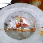 ワイン食堂 cor. - ヘーゼルナッツのショコラケーキ　２５０円(税込)　ランチにセットの値段です。自家製。ねっとりと濃密なチョコ味にナッツのアクセント。後切れはしっかりと良いです。