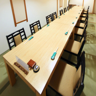 各種宴会予約承ります、最大16名様の椅子席個室あり