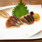 小魚料理 とみ助 - 鰆のお造りです。ねっとりした食感と皮の炙り加減が絶妙です‼︎