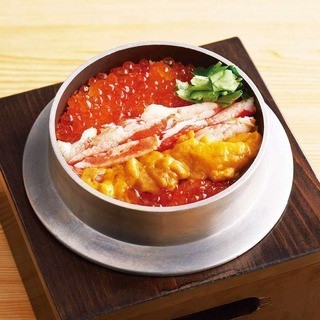 「海鳳鍋飯」是一道可以享用螃蟹、海膽、鮭魚子的美味佳餚。