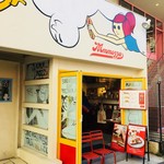 Mmmozza - お店の外観。原宿駅側から表参道を歩いて、光麺のある通りに曲がったすぐ先。