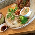 アンルポ - 肉ランチシューマイの皮の代わりに、白菜を使います。豚ひき肉に、白菜の芯と生姜、玉ねぎを入れて、塩コショウ、醤油、オイスターソースを入れてタネを作ります。酢醤油でお召し上がりください。(お店より)