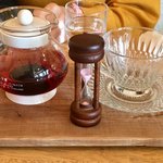 アンルポ - 紅茶砂時計が落ちたら飲むタイミングです。
