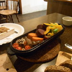 ミニヨン　坂ノ上 - 本日の色々野菜とキノコのダッチオーブン蒸し焼き　￥８９０
