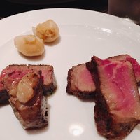 BLT STEAK GINZA - プライムドライエイジングTボーンステーキ 切り分けてもらったところ