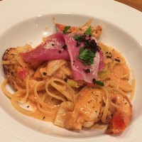 リベロ - プリっぷりスカンピと生ハムのトマトクリームソース