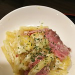どんぶり 丼 - カリフラワーとローストビーフのマカロニサラダ(タップリ)