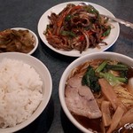 中華料理百里香 - ピーマンと牛肉炒め+半ラーメン+ライス　漬物つき