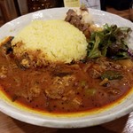SPICY CURRY 魯珈 - 激辛！牛すねの薬膳カレーライス大盛+るうろう煮玉子