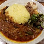 SPICY CURRY 魯珈 - 激辛！牛すねの薬膳カレーライス大盛+るうろう煮玉子