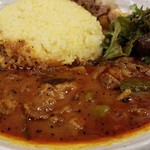 SPICY CURRY 魯珈 - 激辛！牛すねの薬膳カレーライス大盛+るうろう煮玉子