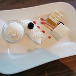 リ リーフ - ミニケーキとアイスの盛り合わせ　380円+税　2017/11