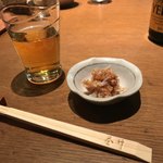 根津 釜竹 - 釜竹の割り箸は天削。白木で軽い。先が丸く加工してあり、柔らかくて手に優しく、食べやすい。重い讃岐うどんを持ち上げるにもユーザーの負担を軽減しつつ、滑らない性能を極めた逸品だ。割り心地も軽快の一言。気持ちよく、美しく割れる。食べ始めから何とも気分が良い！