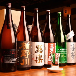 We offer aromatic seasonal sake♪