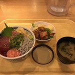 Tsukiji Shokudou Genchan Shinagawa Shizun Terasu Ten - 市場丼と鶏唐揚げ＠926円(税別）
