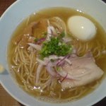 町田汁場 しおらーめん進化 - 煮干塩と煮玉子ヽ(^o^)丿