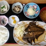 だるま食堂 - 日替ワンコイン定食(カレイ煮付け)