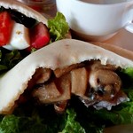 茂庵 - ピタパンサンドのアップ