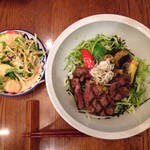 つばめや - 「黒毛和牛ステーキ丼」サラダ付き 1150円(税別)