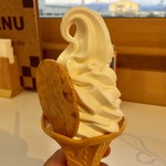 カフェ デ オラ - 《ミルクソフトクリーム鏡せんべい付き》
               350円