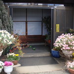 白須うどん - 玄関には鉢植えのお花が綺麗に飾られていて…民家ですw