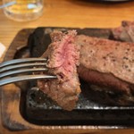 Yappari Steak 5th Ashibina Ten - 2017年11月21日  レアで運ばれてきて鉄板（富士山の溶岩石）で好みの焼き加減に