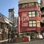 らーめん チキント - 駅から、この派手なビル  アドアーズを曲がる。