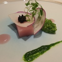レザン ドール - ①赤蕪のピューレの上に紫蕪のスライスとキャビア。蕪の茎を刻んだもの。緑色のソースは蕪の葉 (蕪は全て福岡県糸島産)