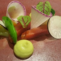 レザン ドール - ②西米良サーモン(宮崎県西米良産)と季節の野菜(黒大根スライス、紫大根スライス、イエローカリフラワー、インゲン豆、ズッキーニ、イエローのフルーツトマト、アボカドのソース)