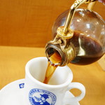 HORI COFFEE - サイフォンでコーヒーを注ぐ