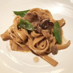 ワイン カルコス - フォアグラソースとスナップエンドウの自家製フィットチーネ♪