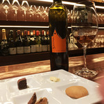 ワイン カルコス - 小菓子盛り合わせ（かっこよくver.なのに指はいってるver.）