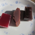 総本家 駿河屋善右衛門 - 左から古代伏見羊羹・蒸し羊羹・羊羹