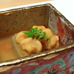 みえ田 - ◆雲丹と茄子の葛餅。 キレイな雲丹ですね。質もよく甘みを感じて美味しい。 茄子の葛餅は程よい弾力もあり、いい味わい。