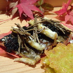 みえ田 - ＊穴子の上には「黒トリュフ」と「キャビア」が盛られ贅沢ですこと。 穴子はフックラ焼かれ脂がのり塩加減もよく、トリュフやキャビアと共に頂くと幸せなこと。 ＊銀杏は潰して揚げてあるので旨みをより感じますね。