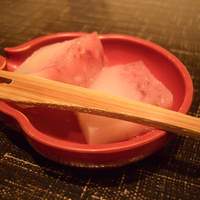 御二九と八さい はちべー - 苺の羊羹。