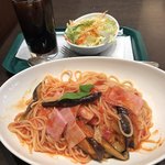 プロント - ナスとベーコンのトマトソースのパスタセット。
      サラダセットがついて税込990円。
      美味し。