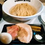 Sagamihara 欅 - チャーシュー２種２枚と材木メンマ２本、味玉は別盛り。白いのは沖縄・ぬちまーすというパウダー状の塩。麺は昆布水に浸かっています。