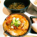 Sagamihara 欅 - 奥に葱を浮かせたつけ汁。手前は新発売のチャーシュー丼(３００円)。大きくてホロホロの豚バラロールチャーシューをフライパンで甘辛く焼いてあります。葱トッピング、中には熱の入った玉葱が少々。