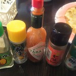 カフェ マリポーサ - ピザに付いてきた調味料たち