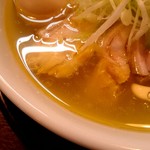 麺の風 祥気 - 黄金色に輝くスープ