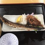 タカマル鮮魚店 - カマス焼き＆鯖竜田揚接写！ カマスも鯖竜田揚も焦げているし、冷たい。