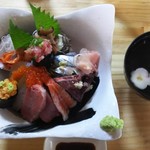 海さくら - 海鮮丼とお吸い物。