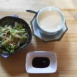 海さくら - サラダ、茶碗蒸し、謎の冷たい飲み物。