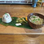 ミニそばとじゅーしーむすび（400円）