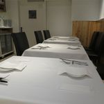 多良間牛 ダグズ・グリル - 入り口側のテーブル席