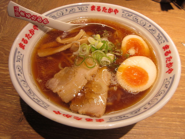 透き通った豚骨醤油スープともちもち麺 飲んだ後の〆にもgood By 旅浪漫 まるたかや 富山駅前店 新富町 ラーメン 食べログ