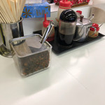 長浜ラーメン力 - 卓上の調味料達、右端すりゴマ入れ。